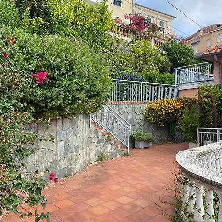 Casa Ribot: Centro E Mare A Portata Di Mano Апартаменты Алассио